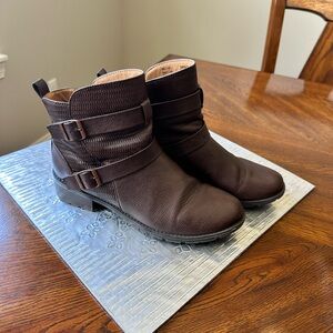 Size 9 m brown ankle boot with 2 buckles 1” heel